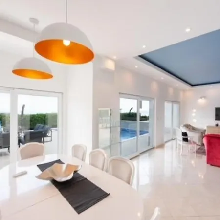 펜션 Mit Privatpool Fuer 10 Personen Ca 227 Qm In Poljane, Kvarner Bucht Gespanschaft Primorje-gorski *